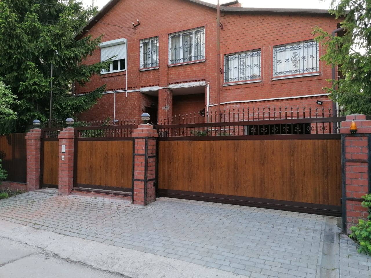 Уличные ворота DoorHan в Санкт-Петербурге с установкой