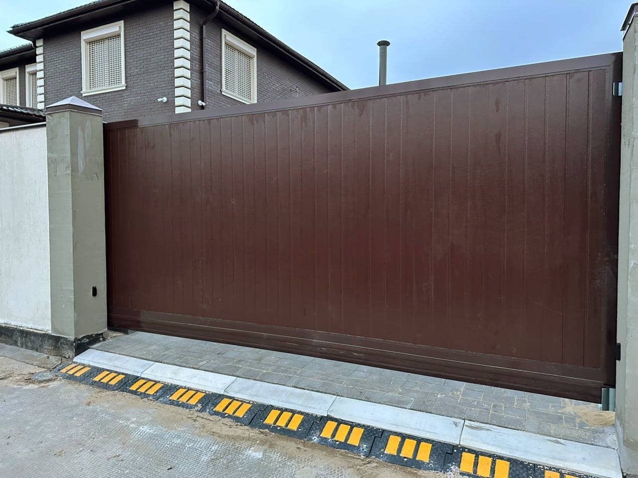 Уличные ворота DoorHan в Санкт-Петербурге с установкой