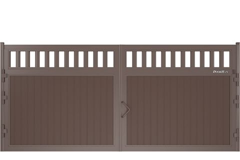 Уличные распашные ворота с решеткой и вертикальным расположением сэндвич-панелей